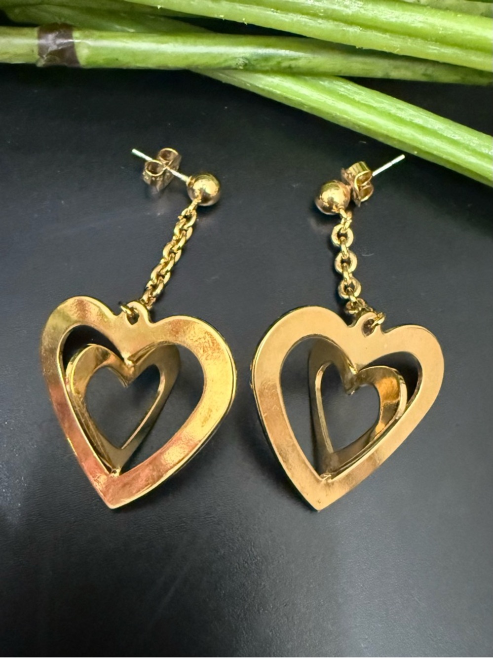 Vintage AVON Gold-tone Double Heart Drop Dangle Earrings 8g.